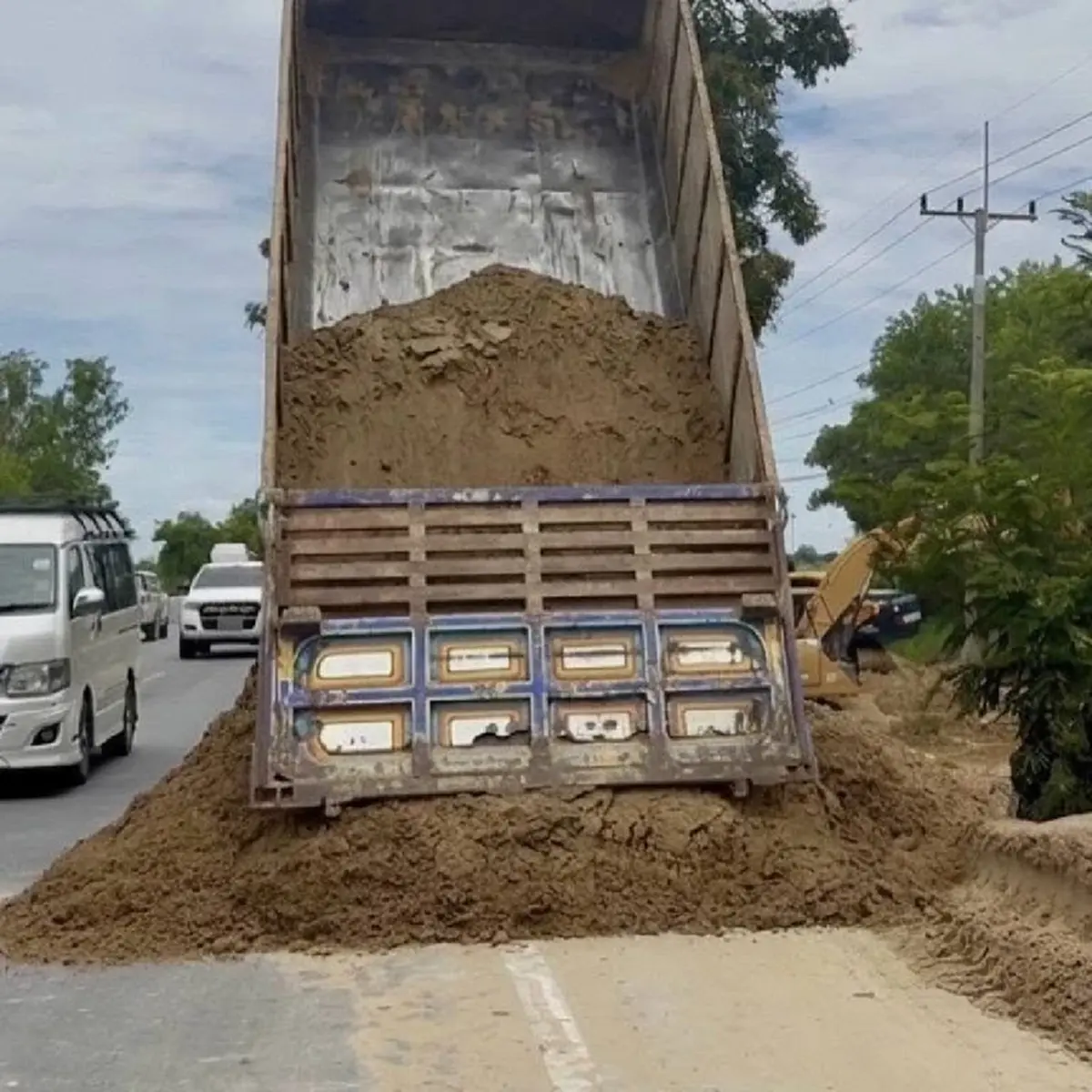 ตำรวจเห็นกับตา! รถพ่วงน้ำหนักเกิน เททรายเกลื่อนถนน หวังหนีผิด