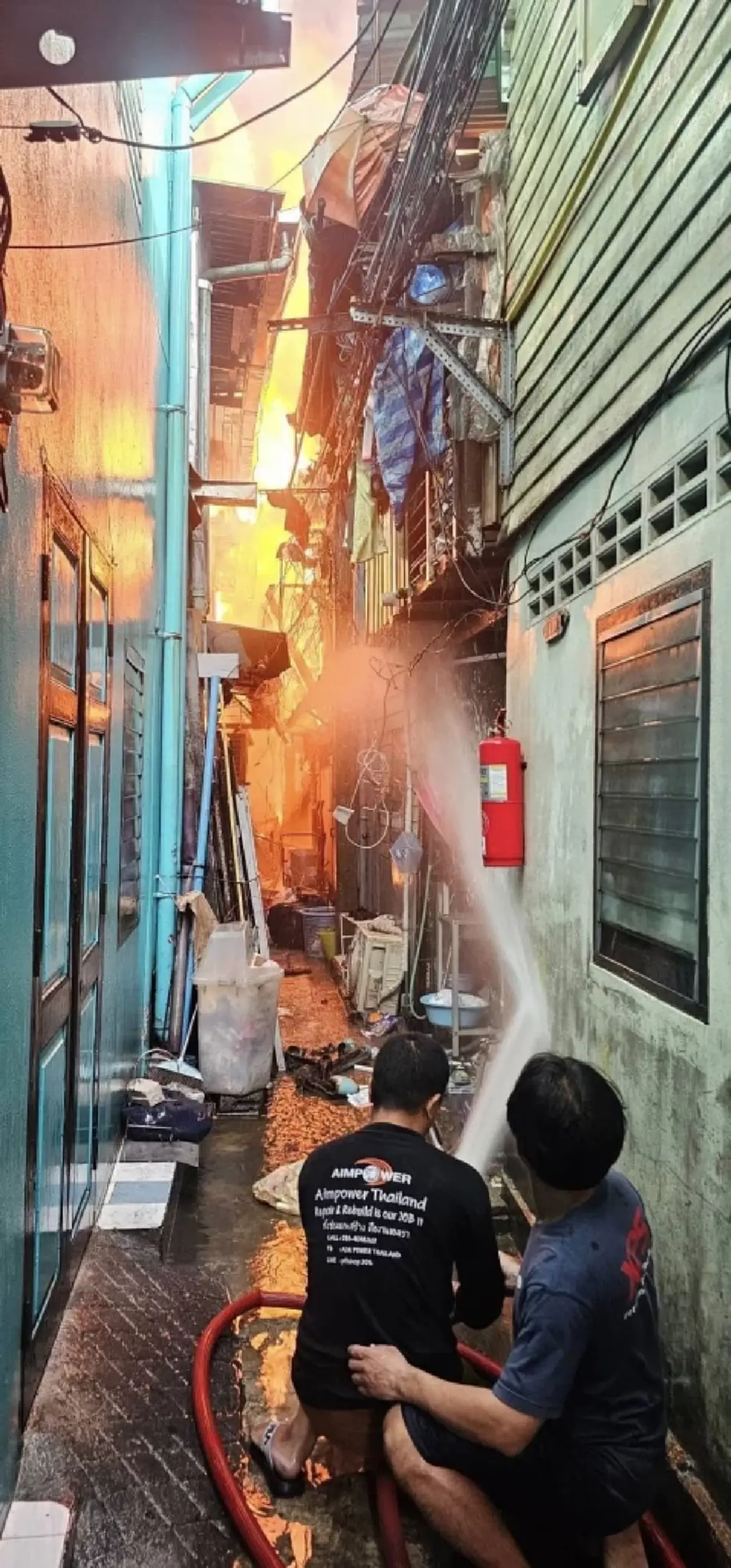 ไฟไหม้บ้าน กลางชุมชนซอยพระราม 6 เขตปทุมวัน บาดเจ็บ 1 ราย