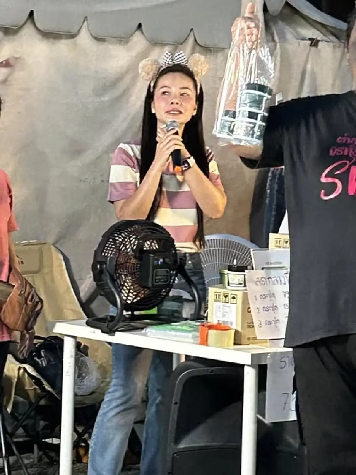 ไม่ลืมตัว! "ต่าย อรทัย" โผล่ยืนร้องเพลงขายของกลางตลาดนัด!