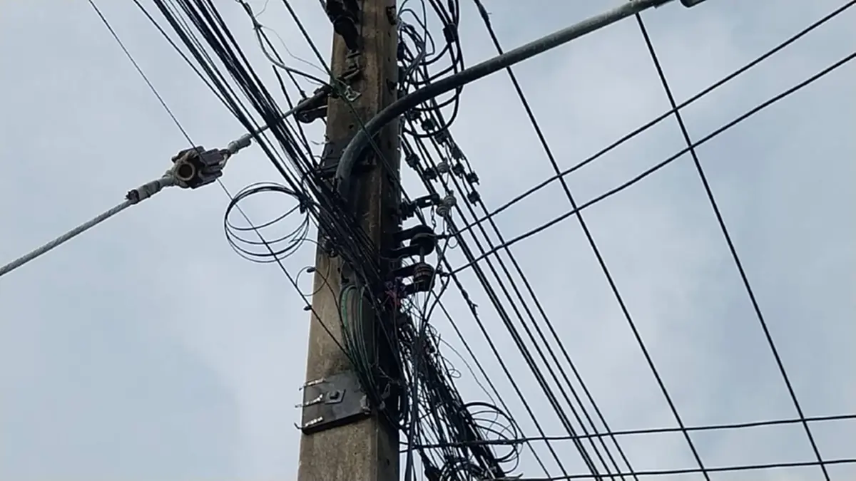 ชาวบ้านโวยช่างตัดสายเคเบิลทิ้งริมถนนเกือบเดือนไร้คนเก็บ