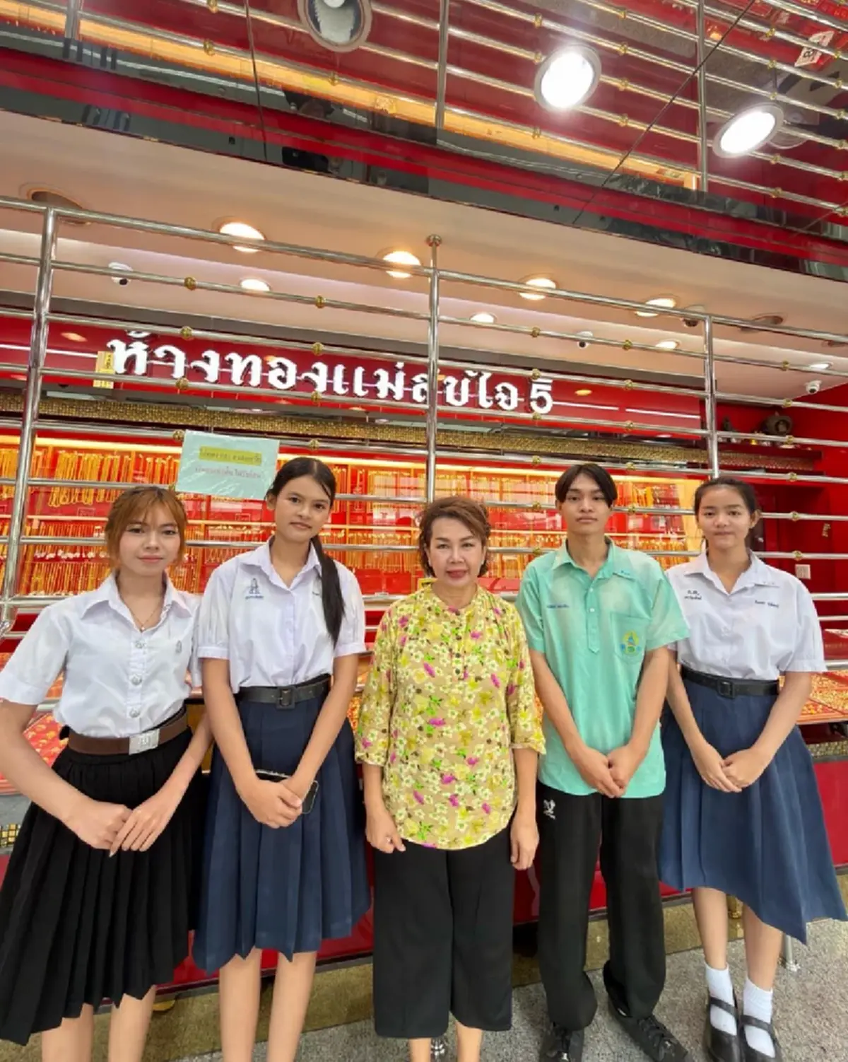 คารวะหัวใจ ร้านทองเมืองสระบุรี ส่งเด็กเรียนดีแต่ยากจน จนจบ ป.ตรี