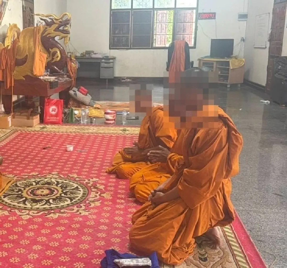 บุกจับคากุฏิ! พระ 3 รูปมั่วสุมเสพยาบ้า พบของกลาง 6 เม็ด!