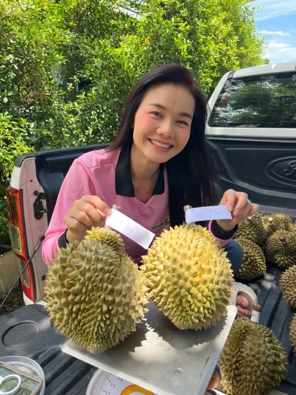 ต่าย อรทัย  เปิดภาพสวนทุเรียนอุบลฯ  ได้เก็บขายปีแรกสำเร็จ