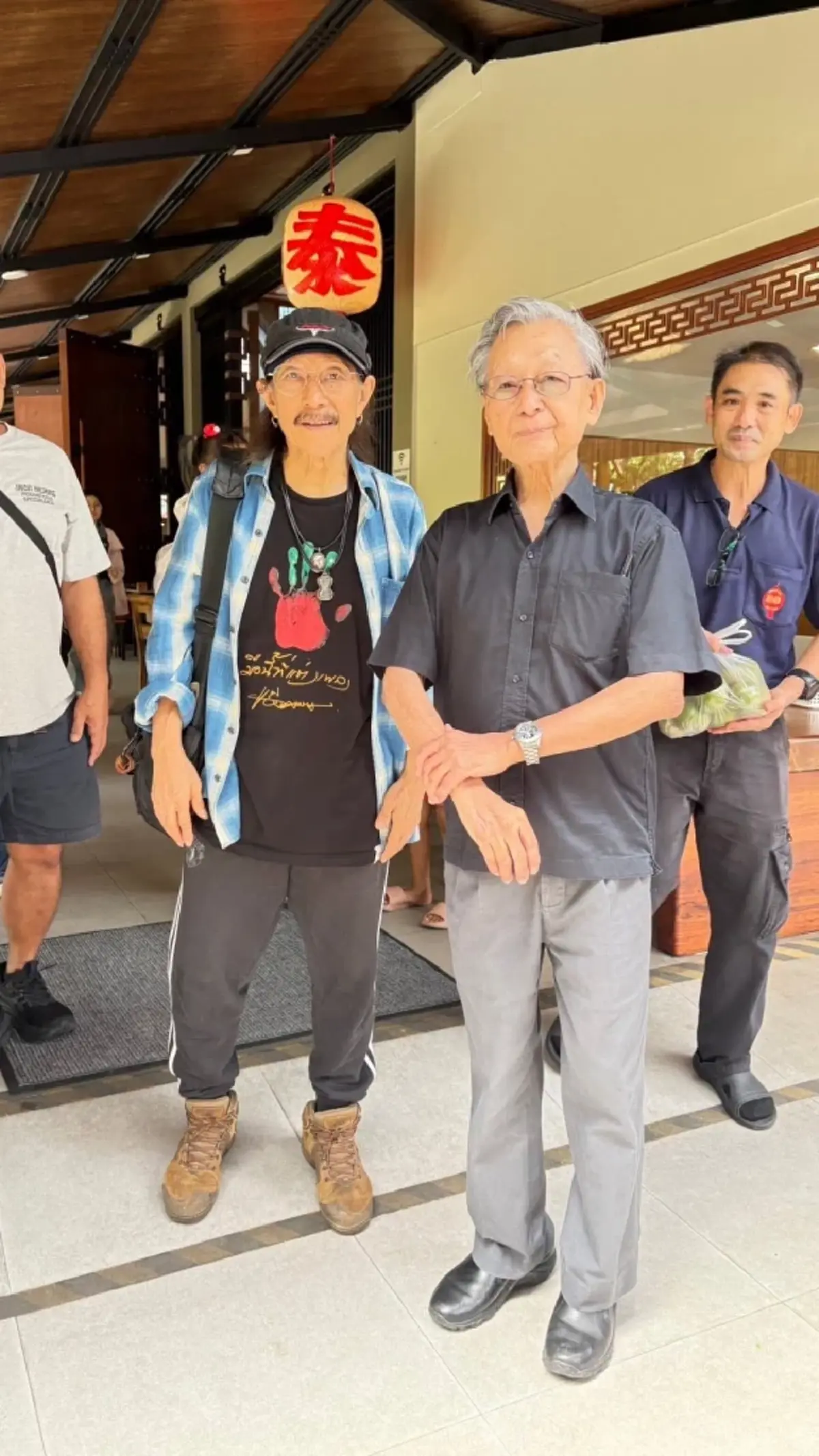 แอ๊ด คาราบาว เผยภาพร่วมโต๊ะ ชวน หลีกภัย แย้ม อยากให้จัดคอนเสิร์ตใหญ่
