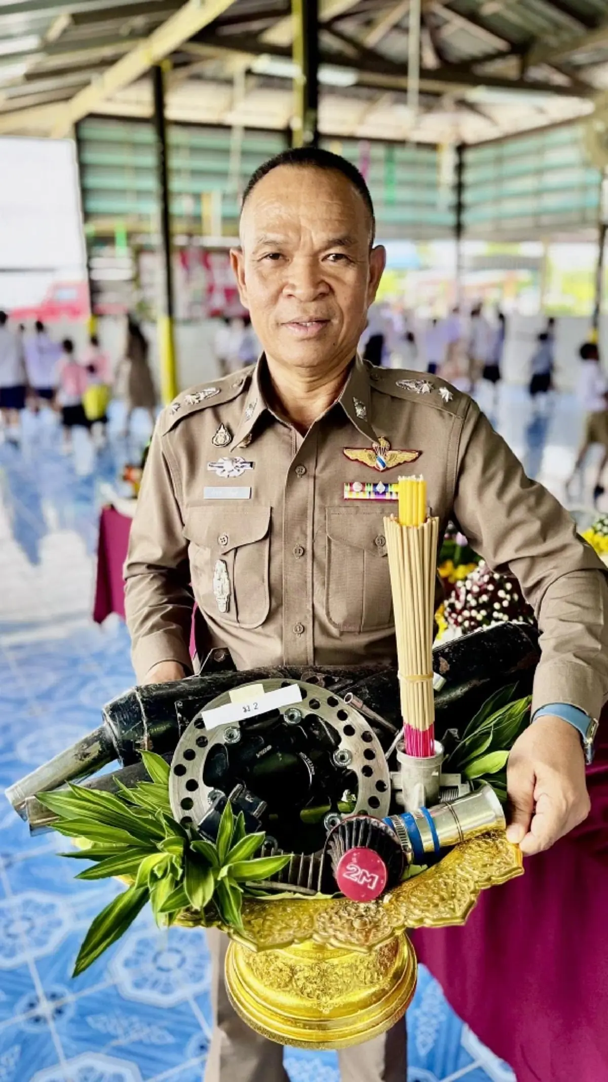 ฮือฮาทั้งโรงเรียน! นักเรียนยก "ท่อซิ่ง" ขึ้นพานไหว้ครู