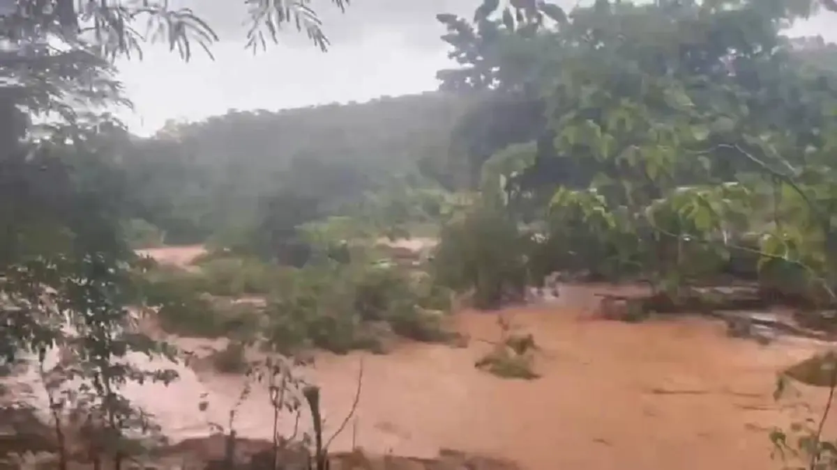 แม่สะเรียงวิกฤต! ฝนถล่มน้ำห้วยแม่แงะ รถขนสินค้าติดกลางน้ำ