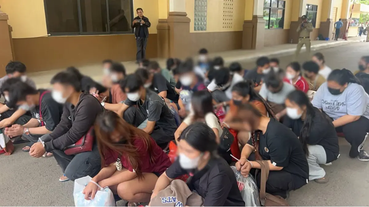 เขมรส่งกลับ 49 คนไทย กลับประเทศผ่านด่านคลองลึก จ.สระแก้ว