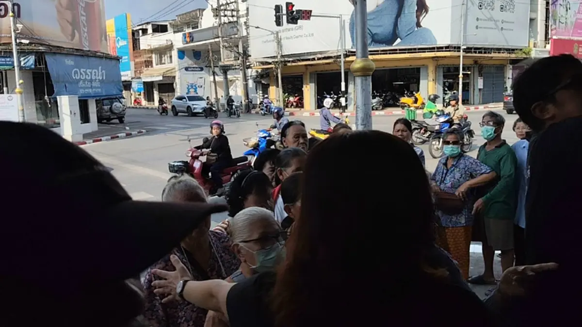 คึกคักแน่นกรุงไทย! ชาวพิษณุโลกแห่ยืนยันตัวตน 'บัตรคนจน' รอบใหม่