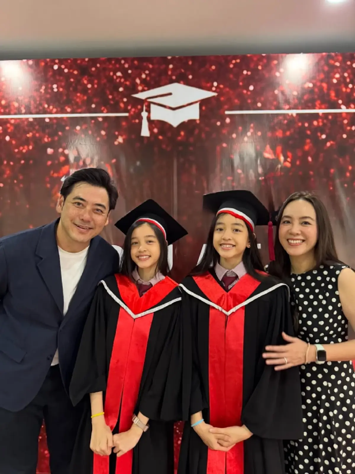 ลูกสาวฝาแฝดของนักแสดงรุ่นใหญ่  เรียนจบประถม คว้าเกรดดีเด่น 