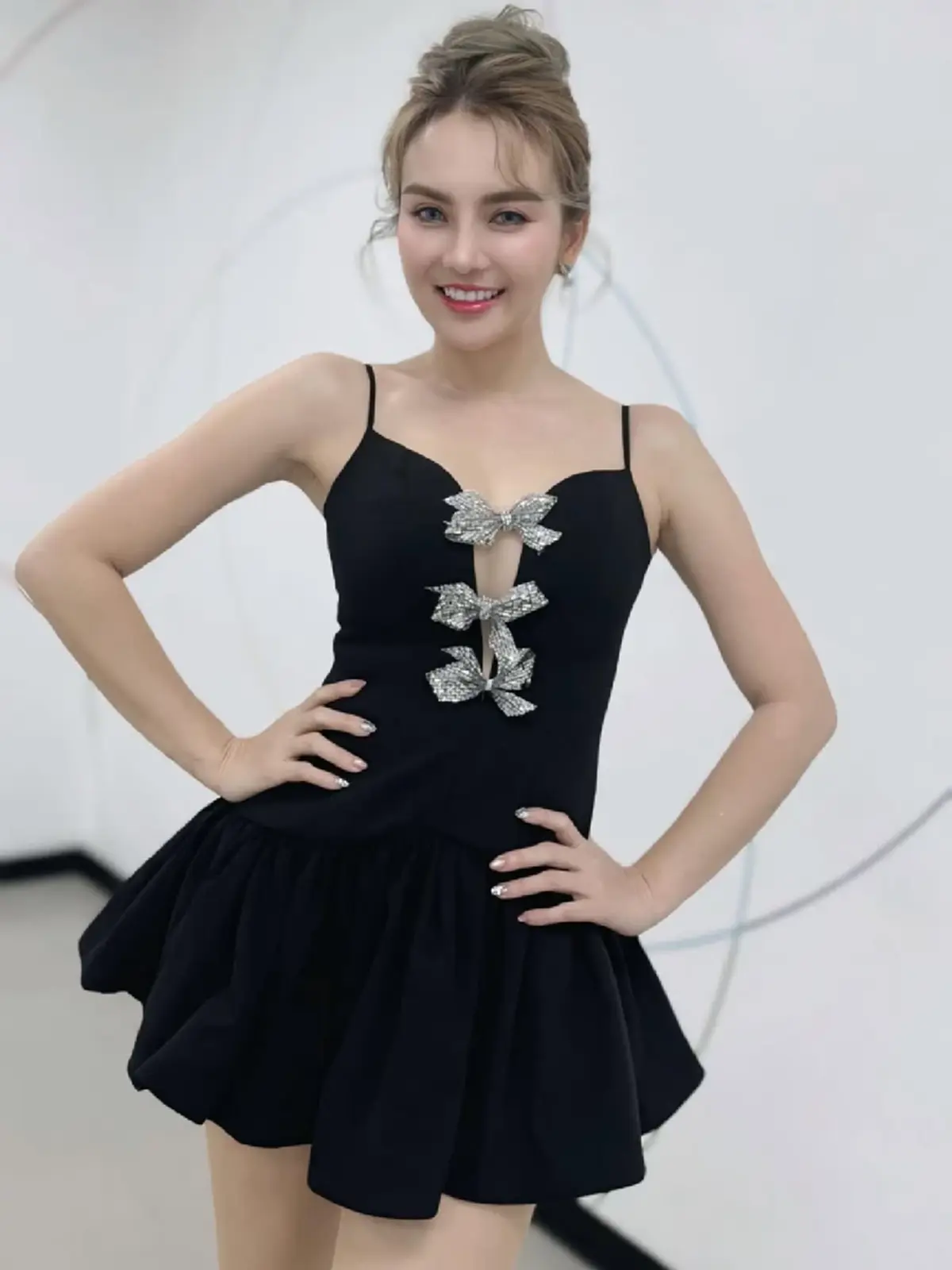 "หลิว อาจารียา" สลัดผ้าอวดหุ่นเซ็กซี่  ทำแฟนคลับตาค้าง