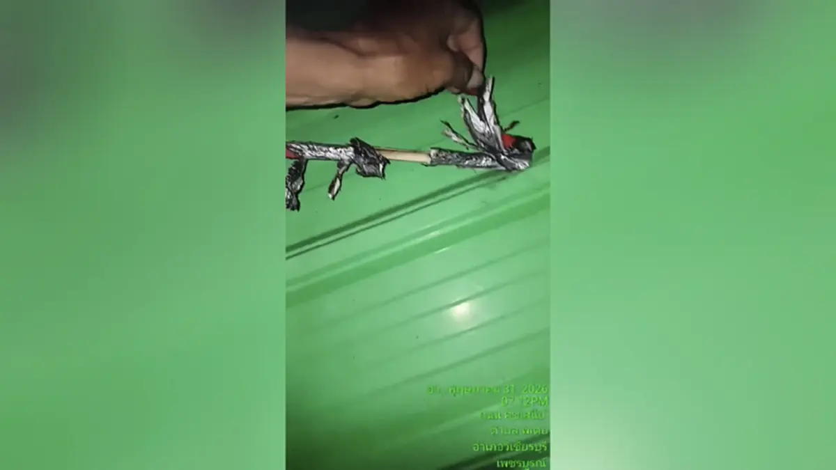 หวิดวอดทั้งหลัง! บั้งไฟปริศนาตกใส่หลังคาบ้าน ทะลุเมทัลชีทไฟลุก