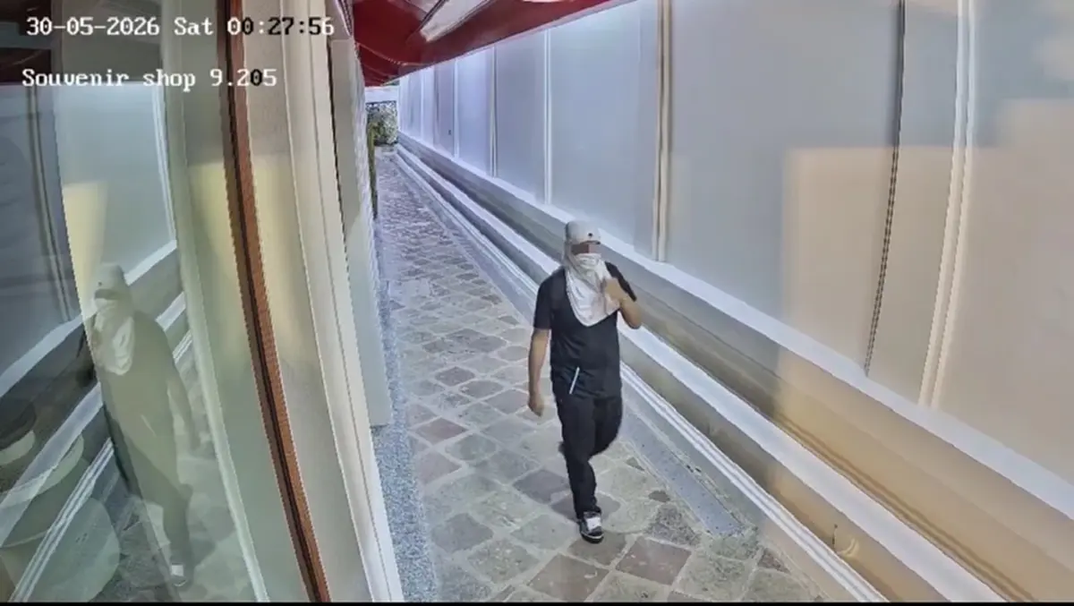 รวบตึง รปภ.รุ่นใหญ่ ปีนกำแพงวัด ท่องคาถาพรางตา แต่สงสัยผิดบท