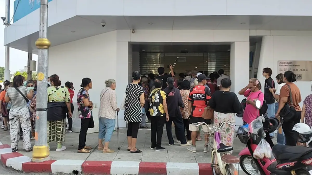 คึกคักแน่นกรุงไทย! ชาวพิษณุโลกแห่ยืนยันตัวตน 'บัตรคนจน' รอบใหม่