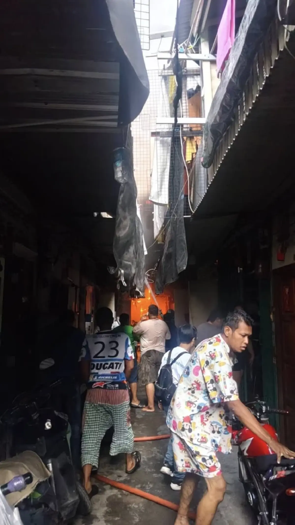 ไฟไหม้บ้าน กลางชุมชนซอยพระราม 6 เขตปทุมวัน บาดเจ็บ 1 ราย