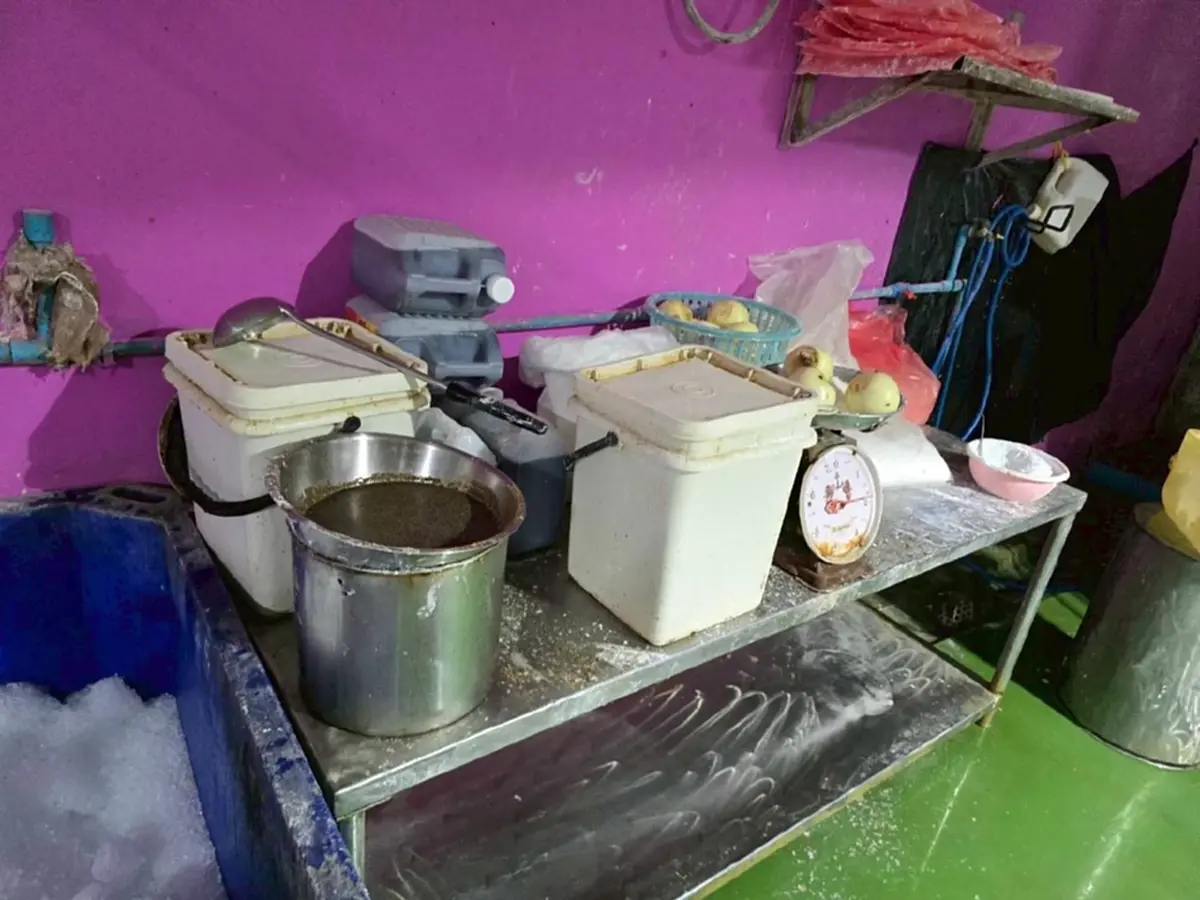สภาพโรงงานเถื่อน ลูกชิ้น-หมูยอ ไร้ อย. ขายเดือนละ30ตัน ทั่วประเทศ