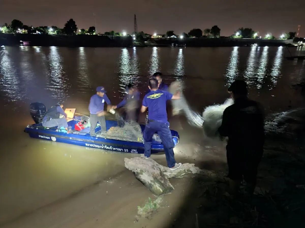 ลุยจับลักลอบหาปลา "ฤดูน้ำแดง" ยึดเรือ-เครื่องช็อตปลาเพียบ