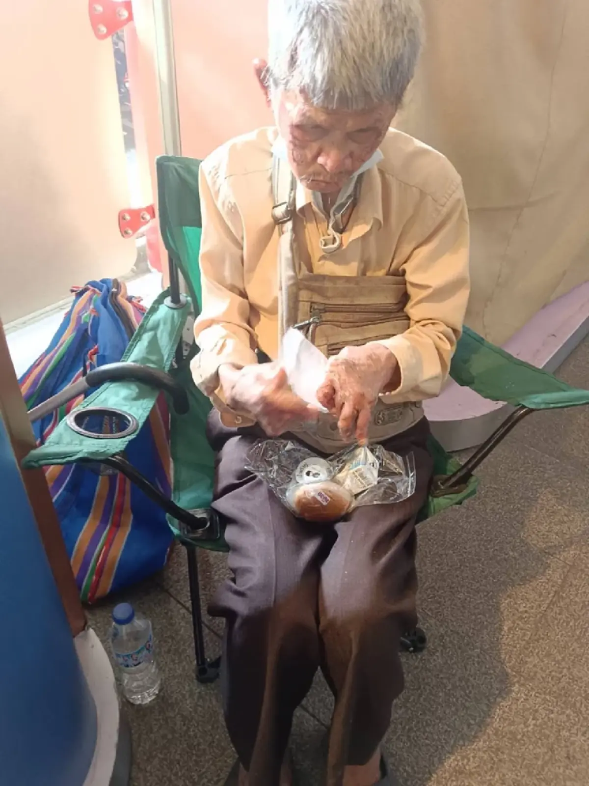ขออย่ารังเกียจ คุณตาตาบอด วัย 75 ปี ยังต้องทำงานเลี้ยงตัวเอง 