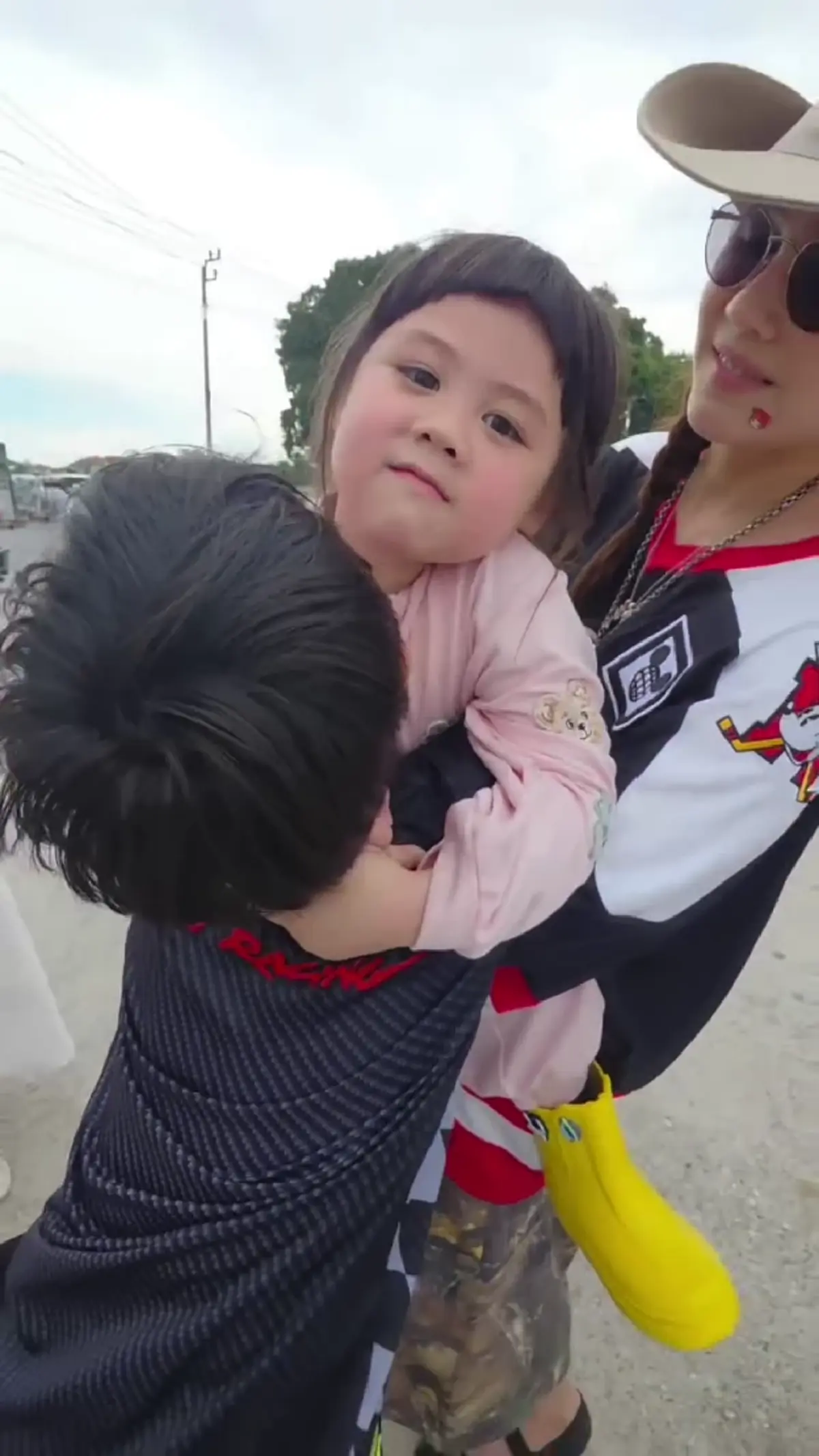 "ชมพู่ อารยา" โพสต์ภาพลูกชาย ล่าสุด  "พายุ" เปลี่ยนไปมาก 