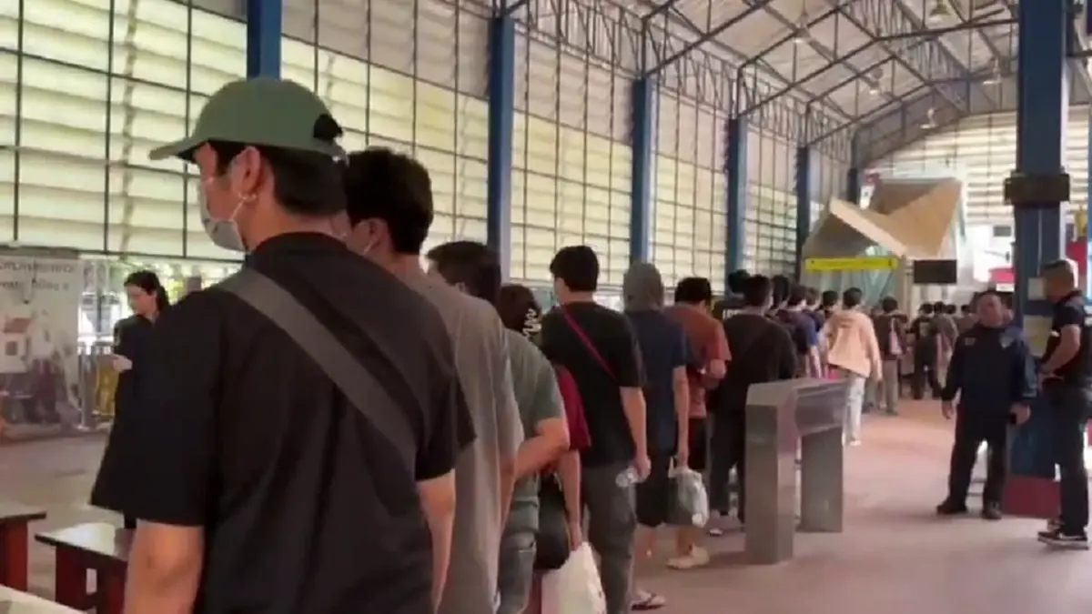 เขมรส่งกลับ 49 คนไทย กลับประเทศผ่านด่านคลองลึก จ.สระแก้ว