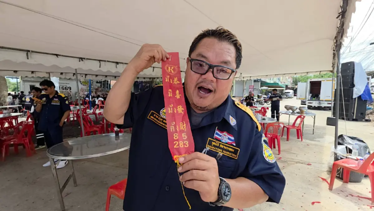 ผ้าป่ากู้ภัยยอดทะลุ 4.5 แสน คอหวยแห่ส่องเลขประทัดตรงเลขธูป