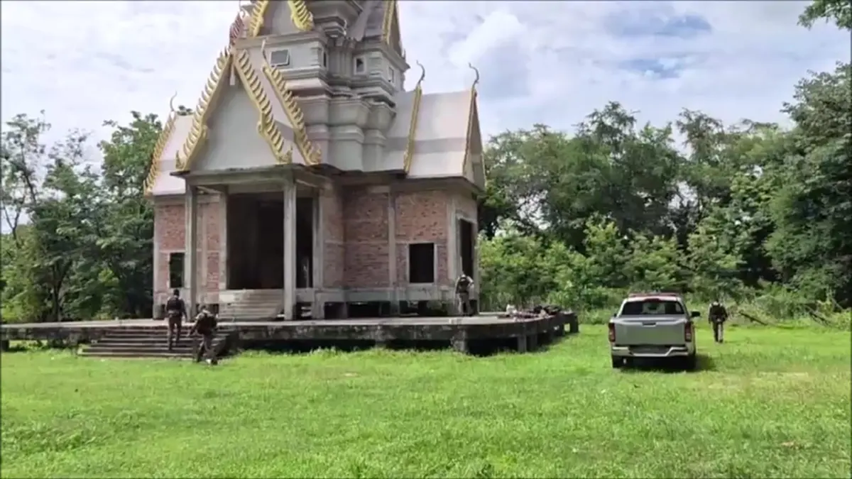 พระ-แม่ชีผวา! 2 หนุ่มยึดเจดีย์วัดเป็นบ้าน เสพยาหลอนป่วนทั้งคืน