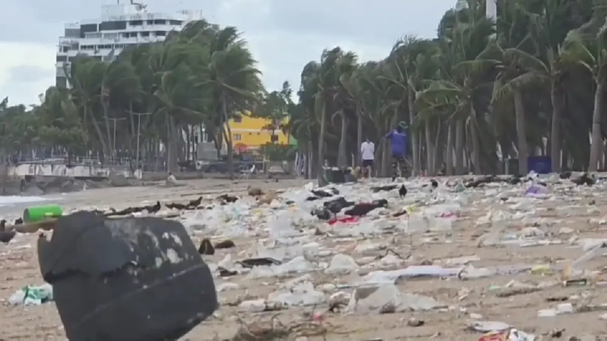 บางแสนอ่วม! ขยะทะเลมหาศาลลอยเกยหาดรับหน้าฝน เทศบาลเร่งกวาดวุ่น