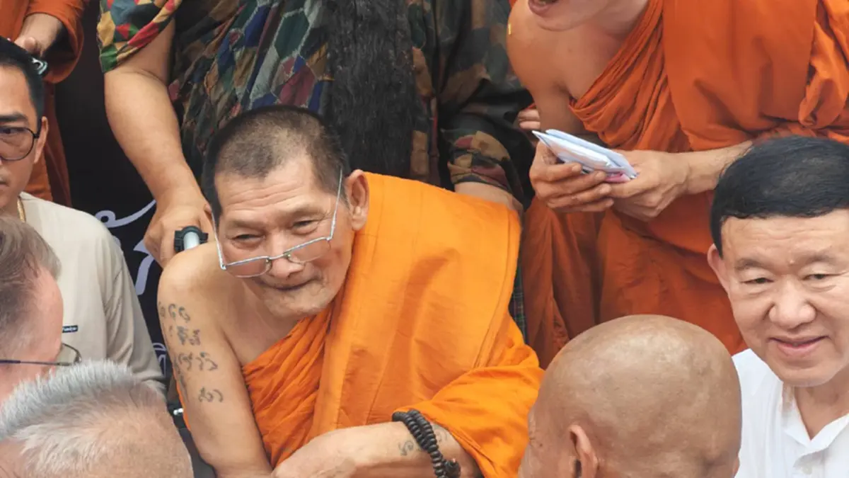 คนแห่นับหมื่นแน่นวัดบูรพาราม! ‘หลวงปู่ศิลา’ นำทัพปลุกเสกใหญ่