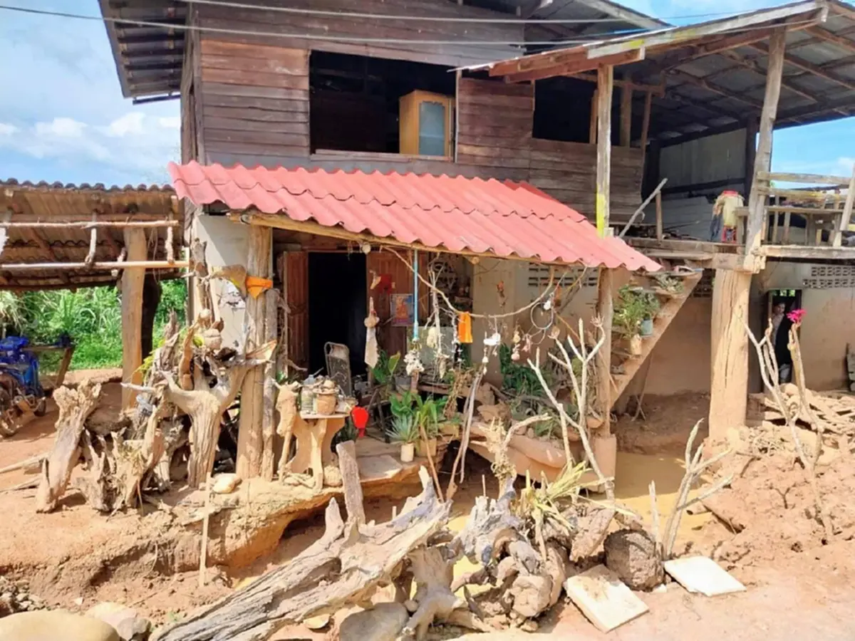 หนุ่มคลั่งเจาะผนังบ้าน-ขุดพื้นหาพญานาค เชื่อซ่อนตัวใต้ดิน