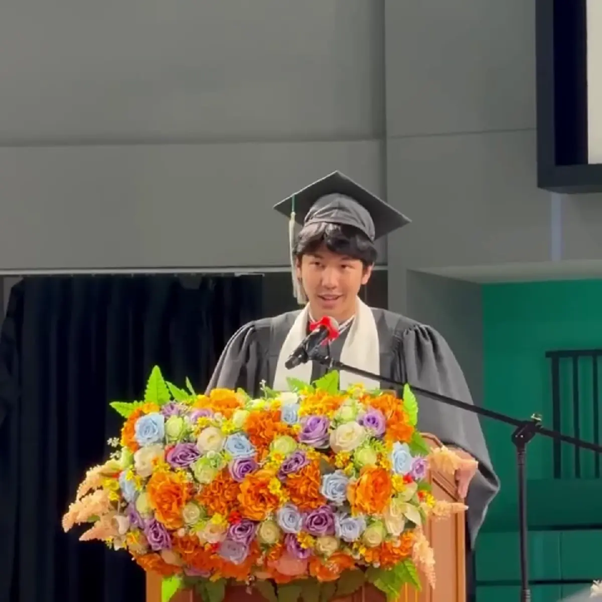 ออร่าพระเอกตามรอยพ่อ! "น้องคุน" ลูกชายเคน-หน่อย เรียนจบแล้ว
