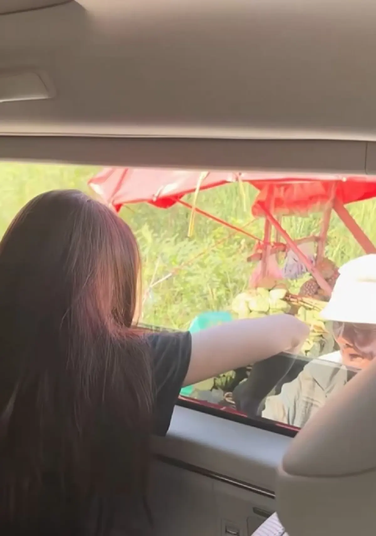 ใจฟูทั้งโซเชียล! ‘อิงฟ้า วราหะ’ ควักเงินช่วยยายขายของริมทาง