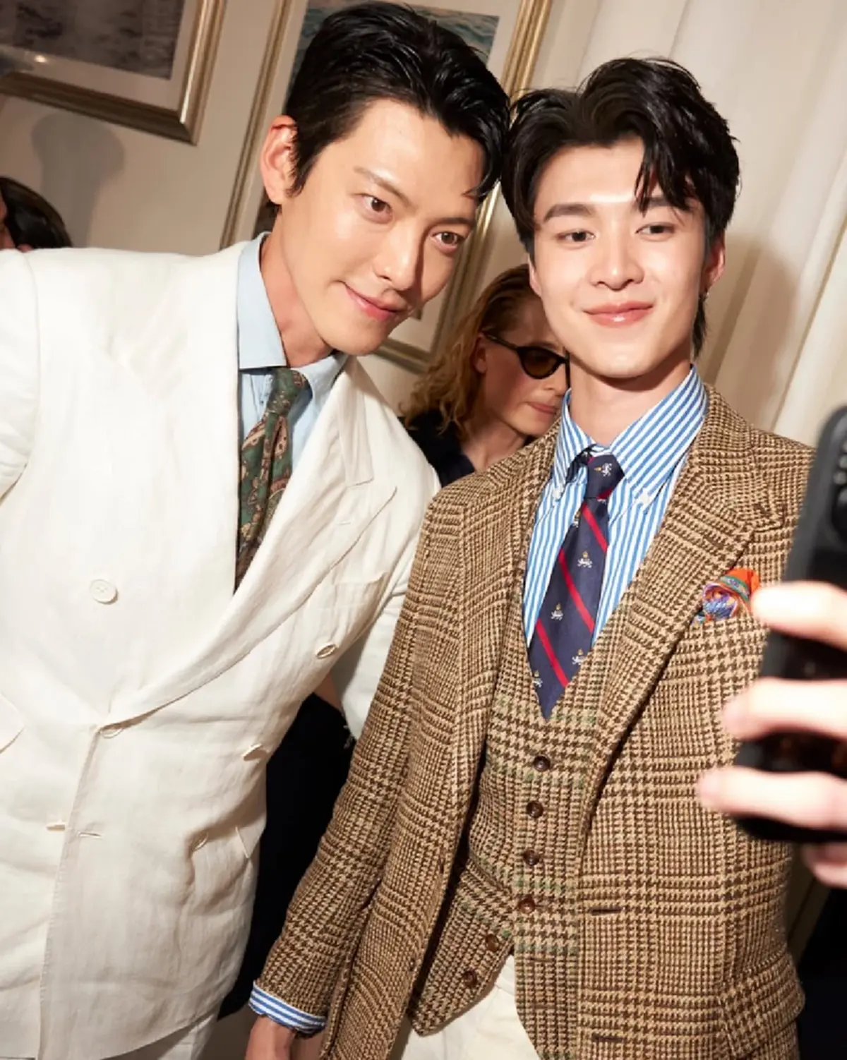 เฟรมทองคำ นักแสดงไทย กระทบไหล่ซุปตาร์เกาหลี  หล่อคูณสอง 