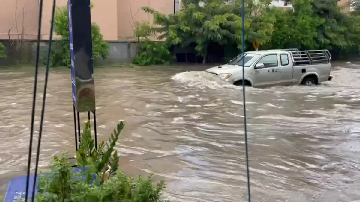 โคราชฝนถล่มชั่วโมงเดียวน้ำท่วมมิตรภาพ รถเล็กสัญจรลำบาก