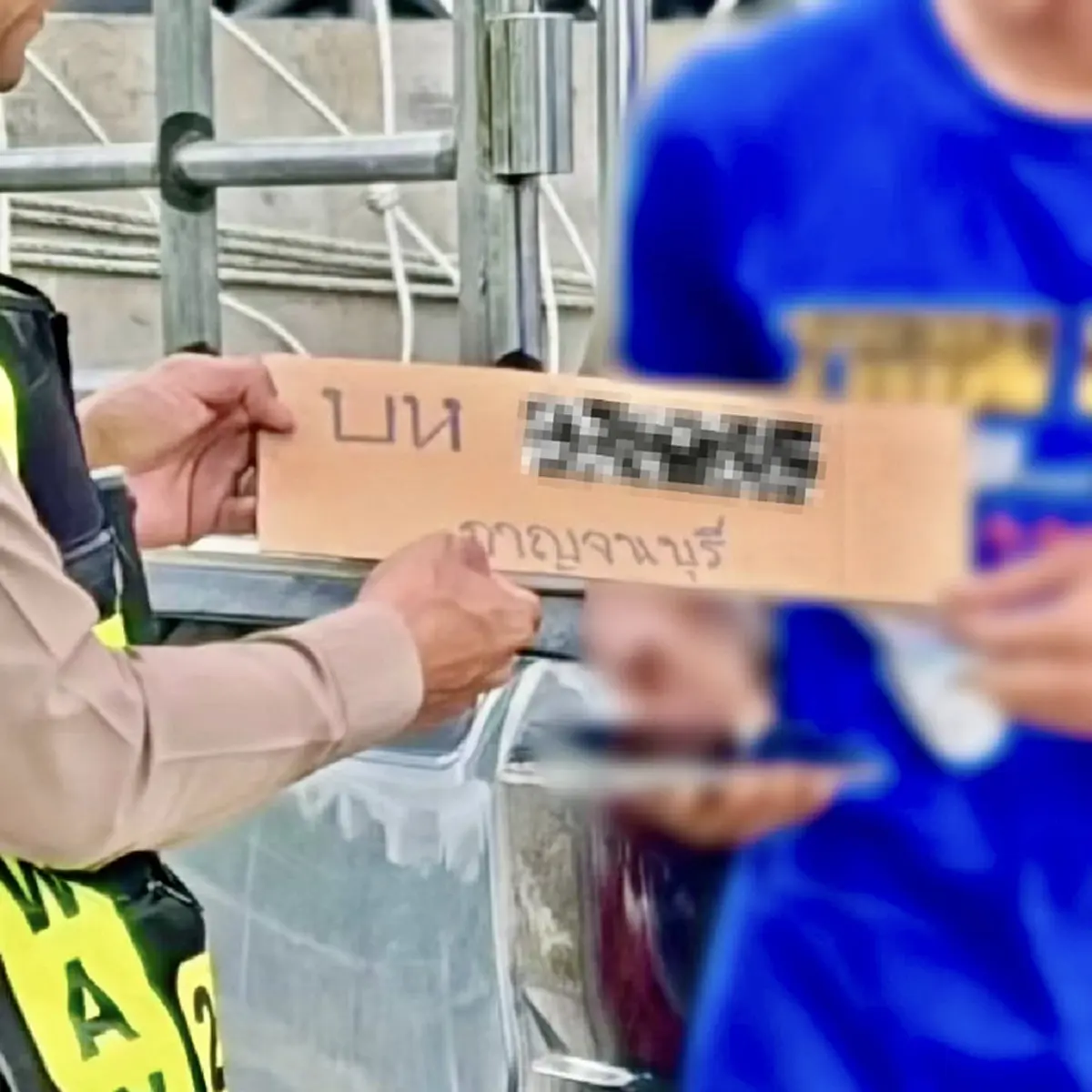หนุ่มไอเดียล้ำ ใช้ "กระดาษลัง" ทำป้ายทะเบียนแทนของจริง