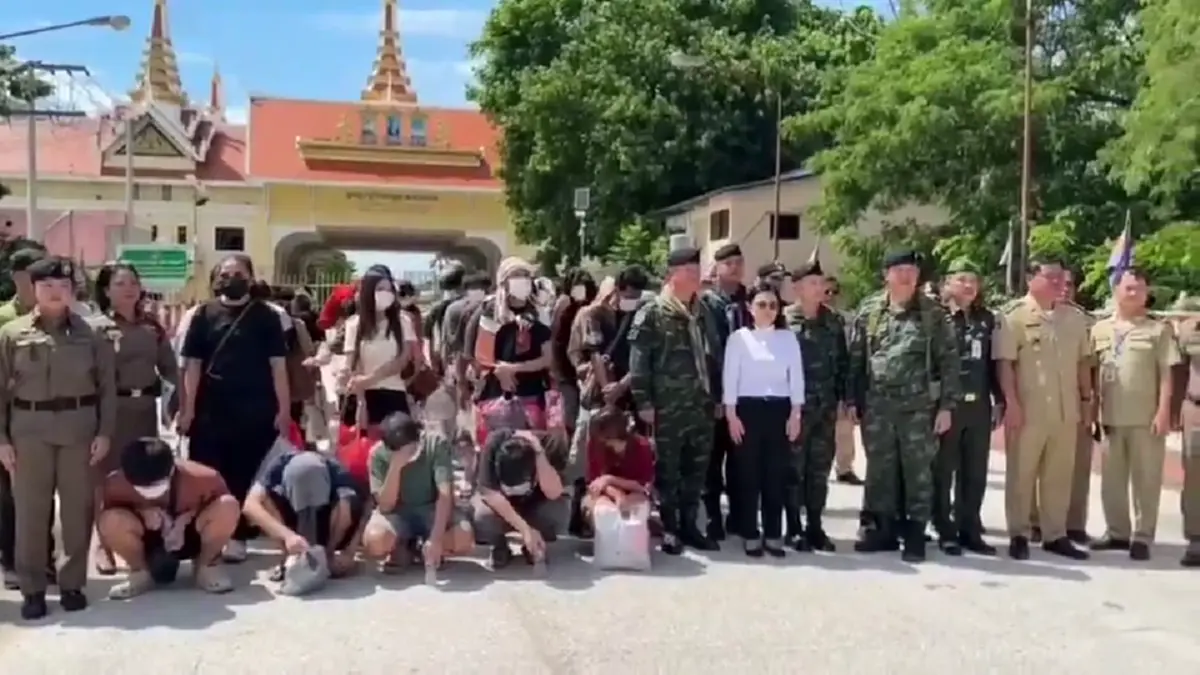 เขมรส่งกลับ 49 คนไทย กลับประเทศผ่านด่านคลองลึก จ.สระแก้ว