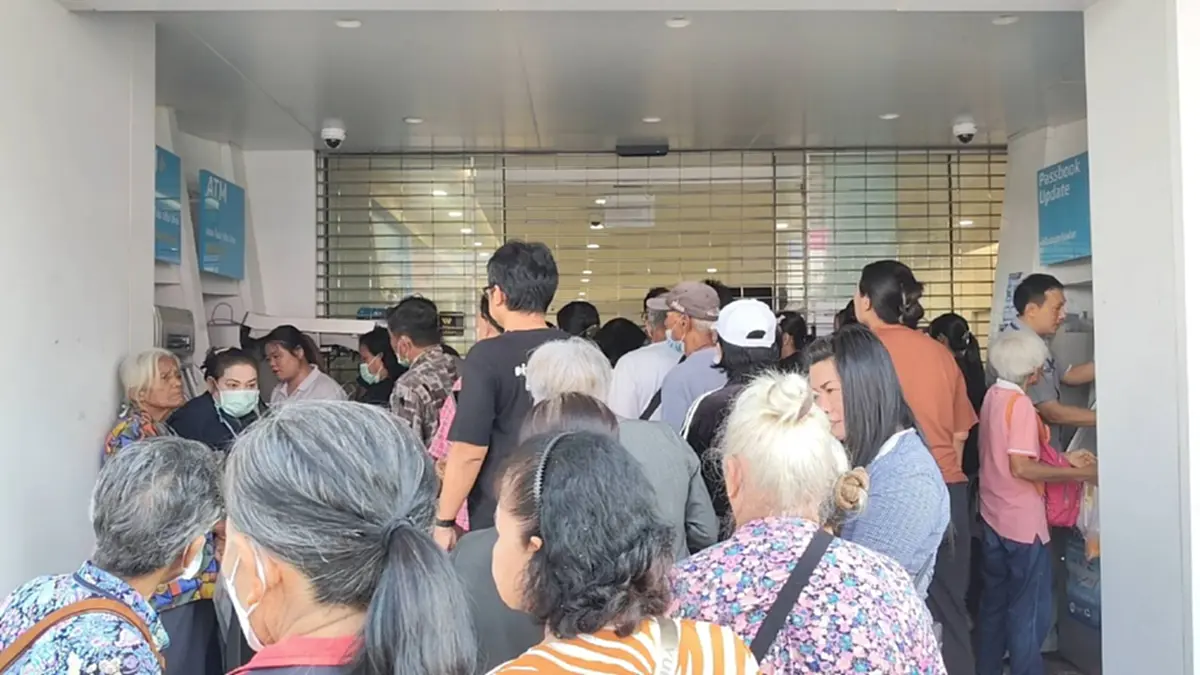 คึกคักแน่นกรุงไทย! ชาวพิษณุโลกแห่ยืนยันตัวตน 'บัตรคนจน' รอบใหม่
