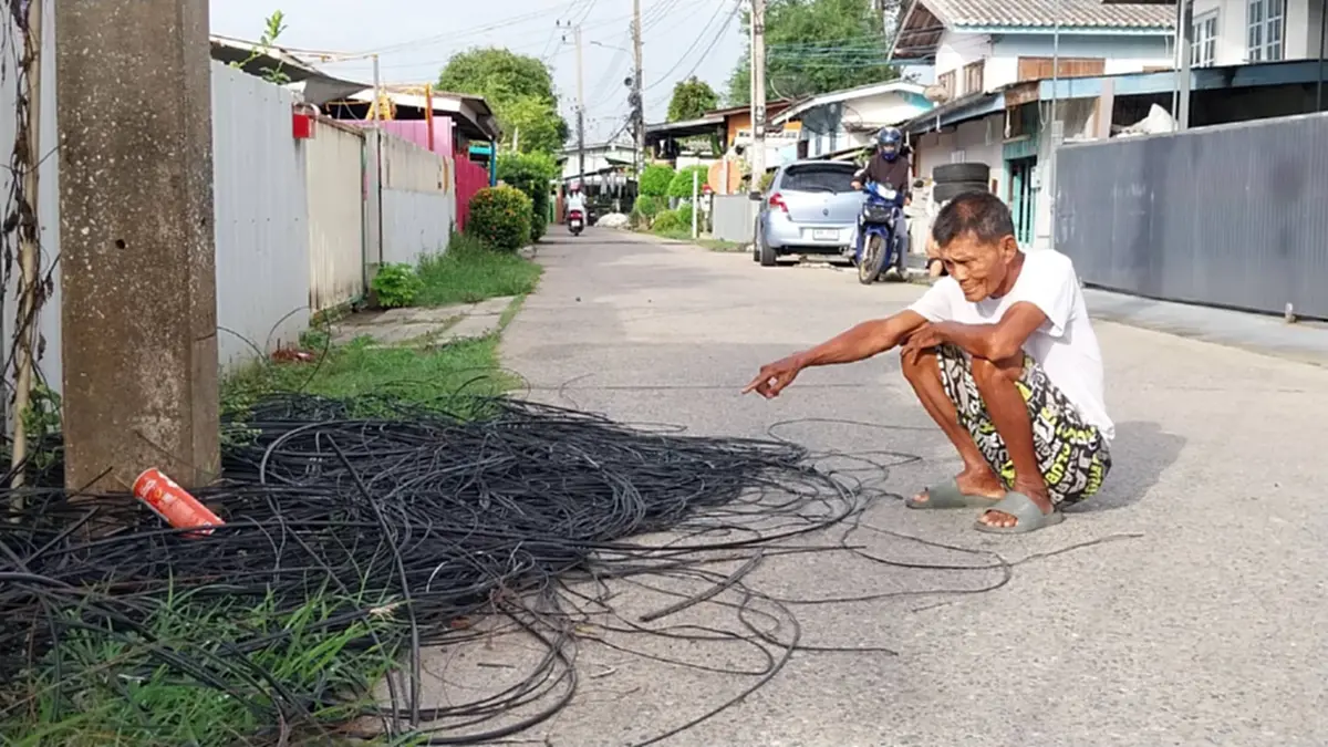 ชาวบ้านโวยช่างตัดสายเคเบิลทิ้งริมถนนเกือบเดือนไร้คนเก็บ