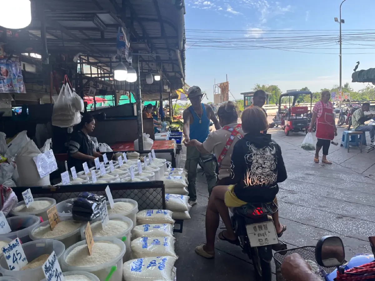 ไทยช่วยไทยพลัสวันแรก ทำตลาดเมืองเลยคึกคัก ชาวบ้านสแกนซื้อของ