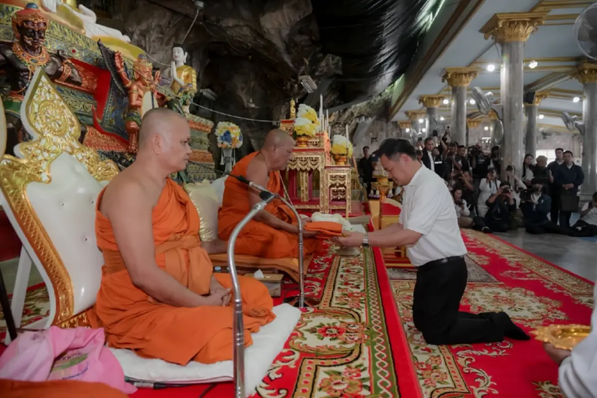 เลขเครื่องบิน "อนุทิน" บินทำบุญวันพระใหญ่ ทอดผ้าป่าวัดถ้ำเสือ