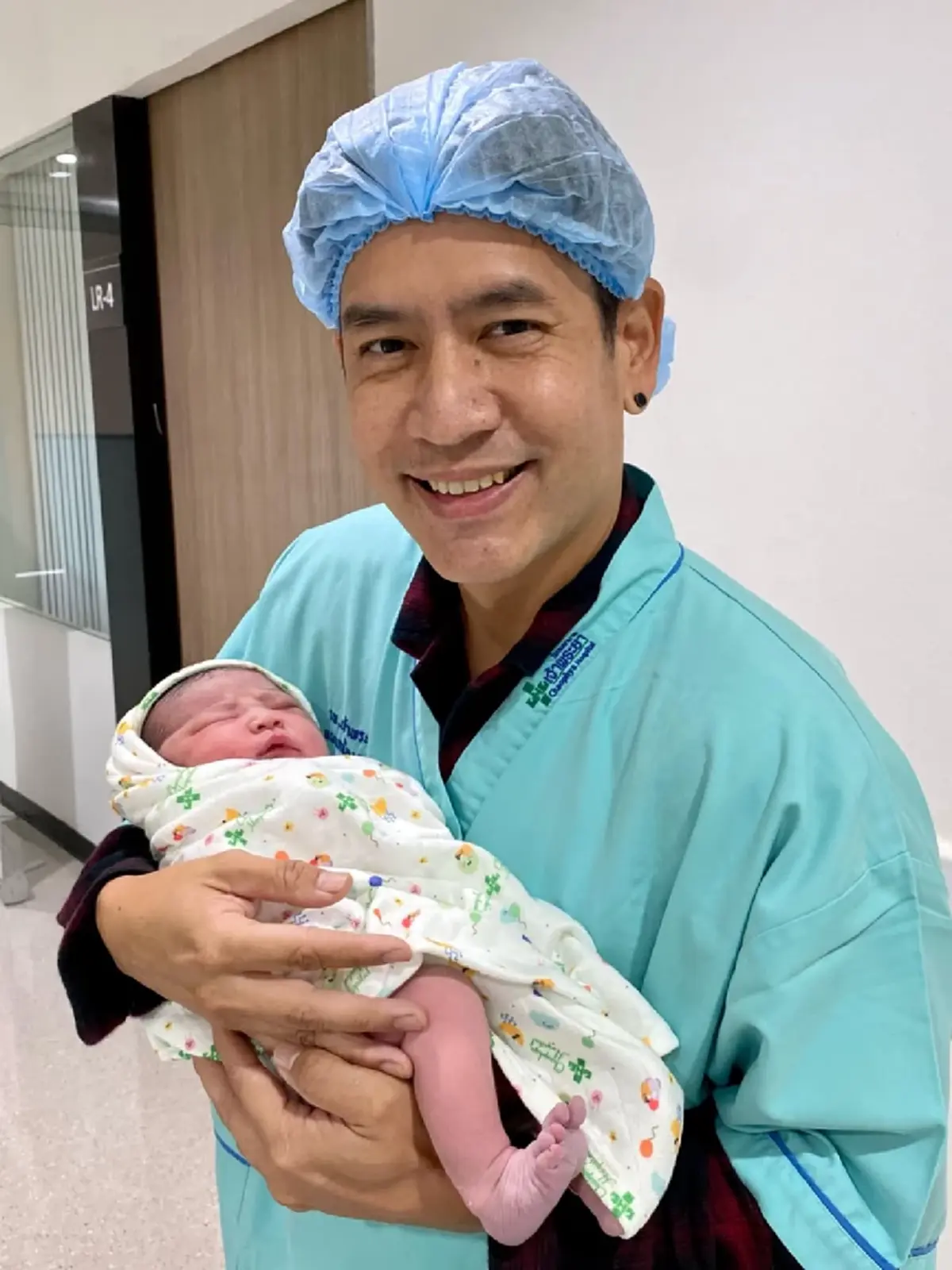 คุณพ่อป้ายแดง "ตั้น พิเชษฐ์ไชย" ประกาศข่าวดี ภรรยาคลอดลูกคนแรก 