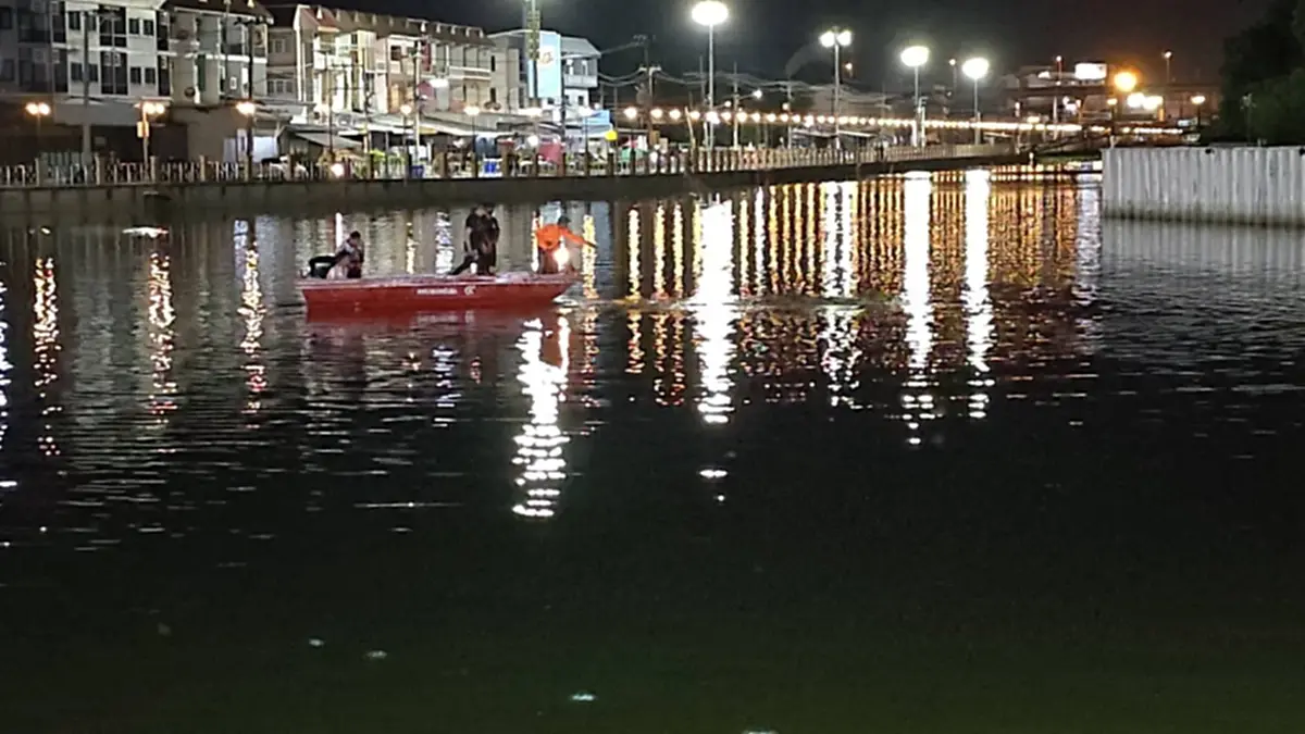 สลด! 2 วัยรุ่นพายเรือเล่นกลางคลองรังสิต ก่อนเรือพลิกคว่ำจมดับ
