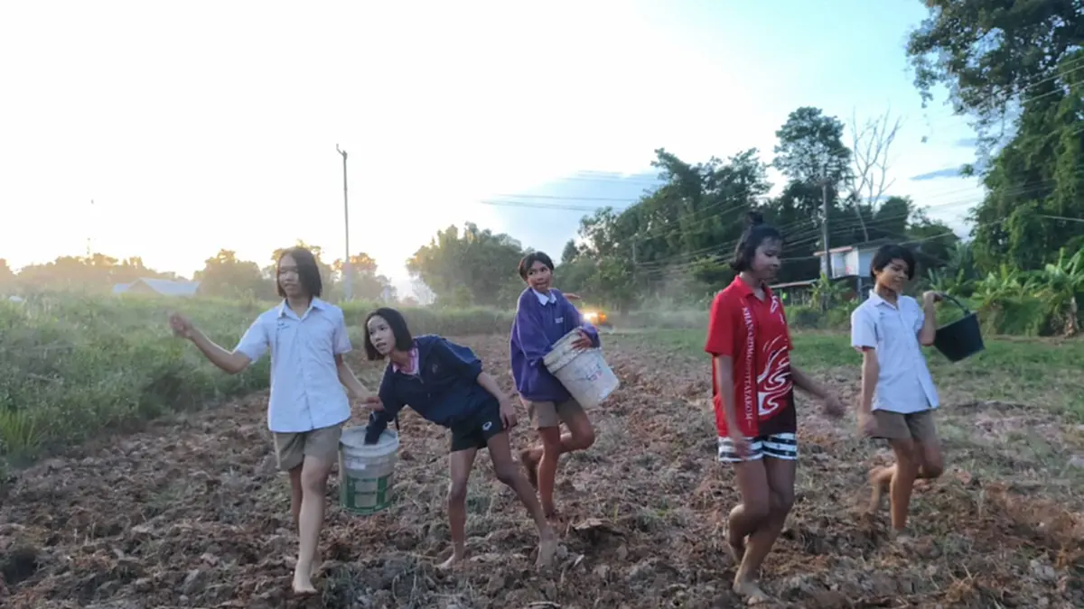 สีสันหลังเลิกเรียน! แก๊ง LGBTQ+ รร.ขนาดมอญฯ อาสาช่วยครูหว่านข้าว