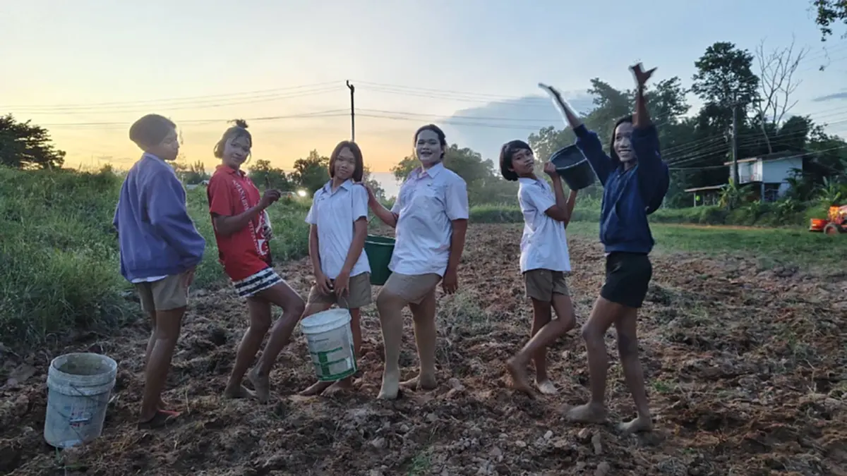 สีสันหลังเลิกเรียน! แก๊ง LGBTQ+ รร.ขนาดมอญฯ อาสาช่วยครูหว่านข้าว
