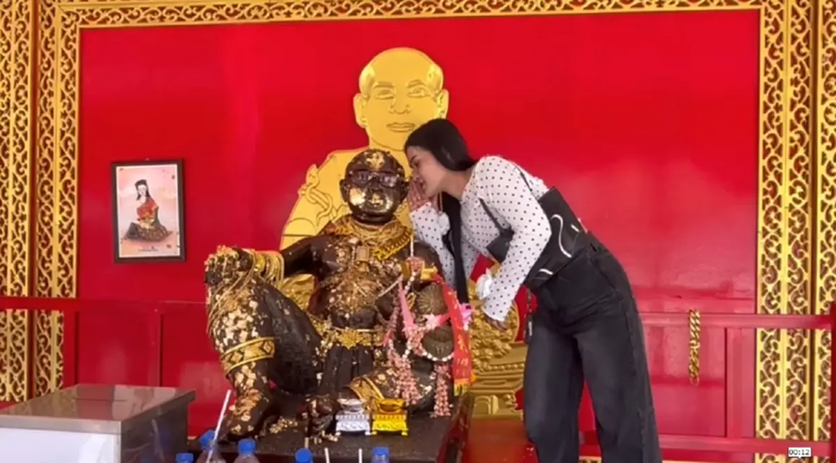 สาวถูกหวย ก่อนขนหมูกระทะแก้บนพ่อขุนช้าง พร้อมโชว์เลขฝ่ามือ