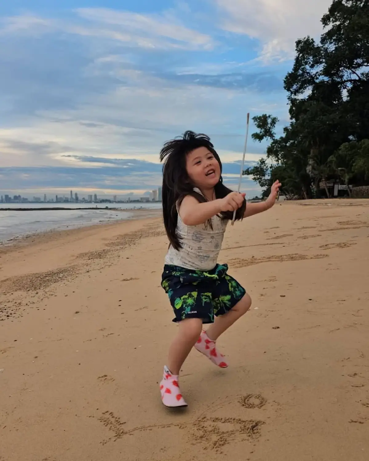 ฉายแววตัวแม่  "น้องเกล" เช็กอินทะเลกับคุณยาย ลุคนี้ดูโตเป็นสาว