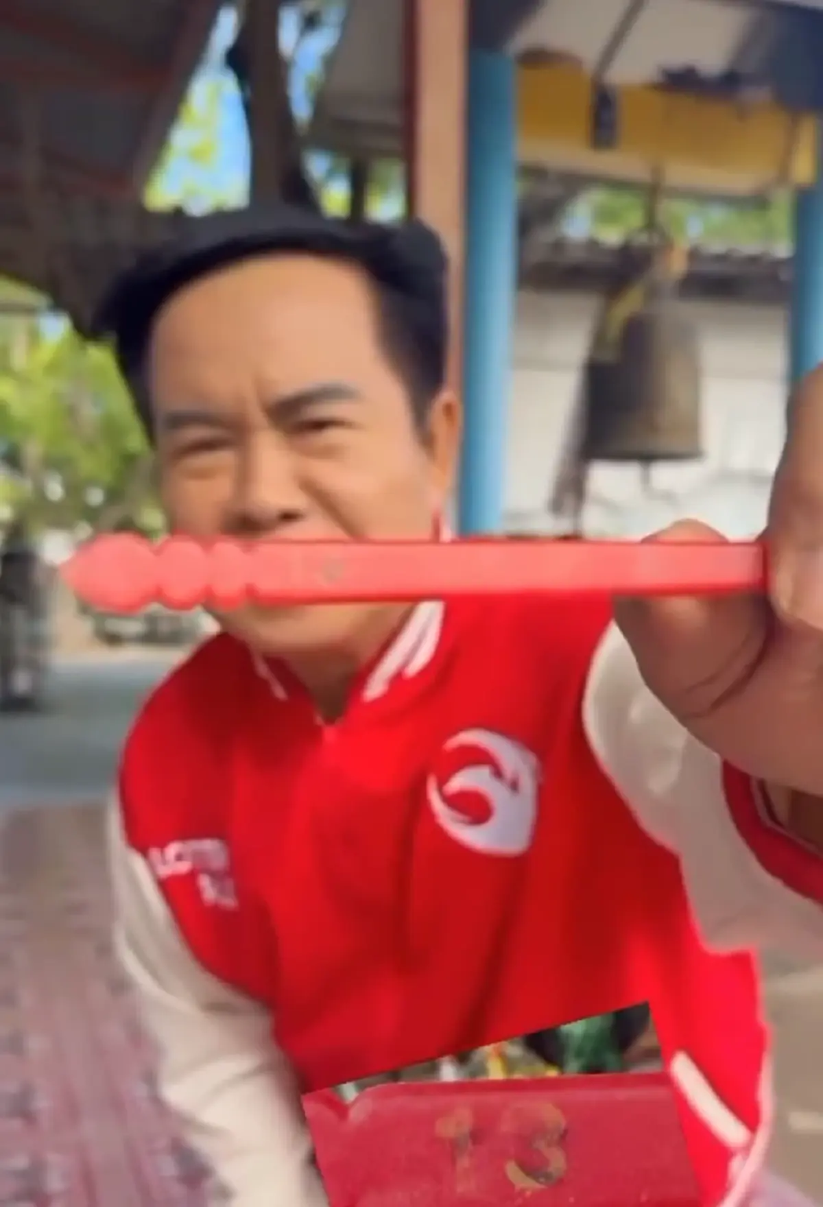ลูกทุ่งดัง มนต์สิทธิ์ คำสร้อย เขย่าเซียมซีโชว์ ได้เลขสวย