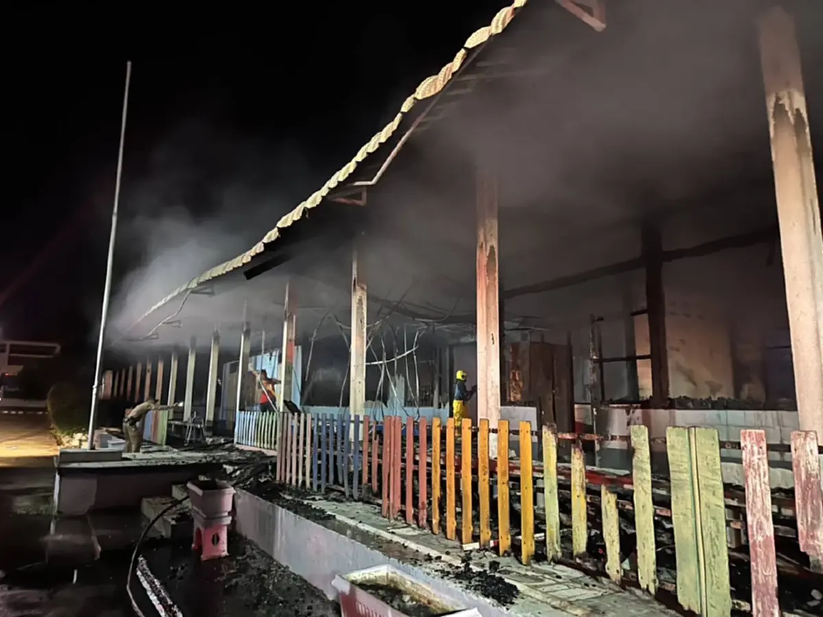 สลดกลางดึก! ไฟเผาอาคารเรียนไม้ 50 ปี วอดทั้งหลัง เด็กไร้ห้องเรียน