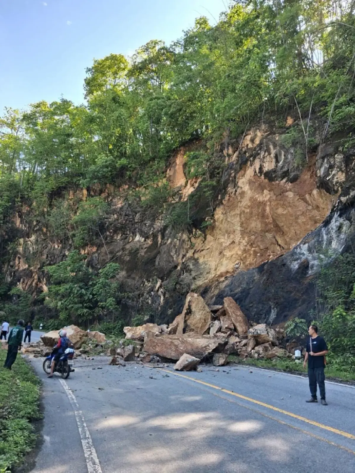 ระมัดระวัง หินยักษ์ถล่มปิดทับทางหลวง 108 แม่ฮ่องสอน รถติดสะสม