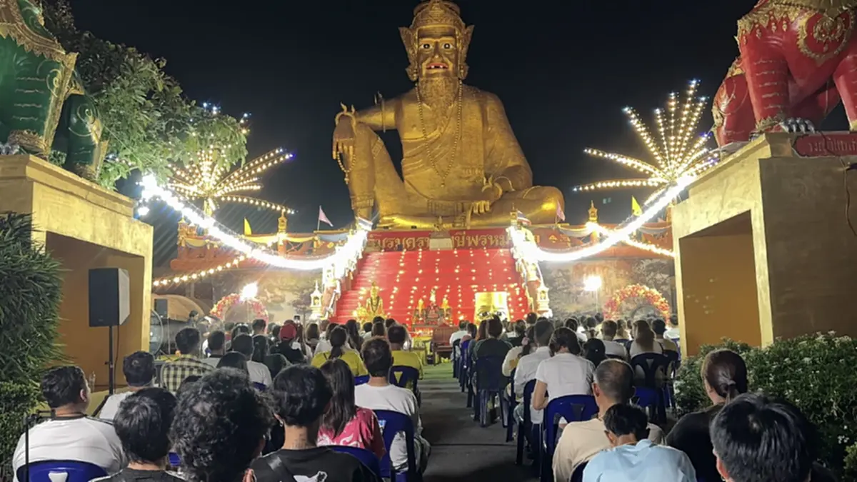 สายมูแห่ร่วมพิธี "จันทร์ซ้อนจันทร์" แน่นอาศรมฤาษีเณร