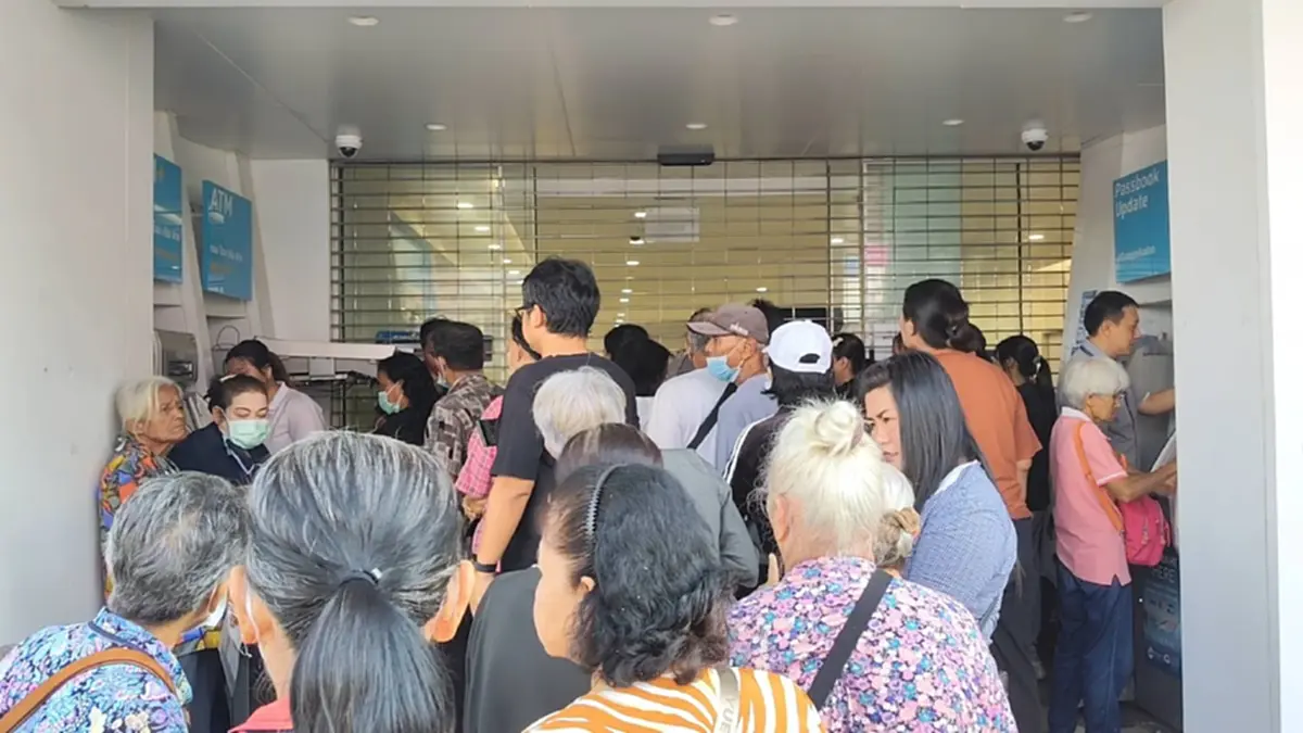 คึกคักแน่นกรุงไทย! ชาวพิษณุโลกแห่ยืนยันตัวตน 'บัตรคนจน' รอบใหม่