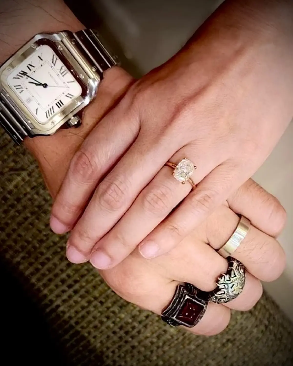 ปีเตอร์ คอร์ป โพสต์ภาพมือซ้ายไร้แหวน แห่สงสัยเกิดอะไรขึ้น